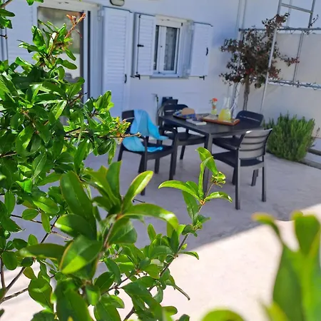 Arismari Apartment *